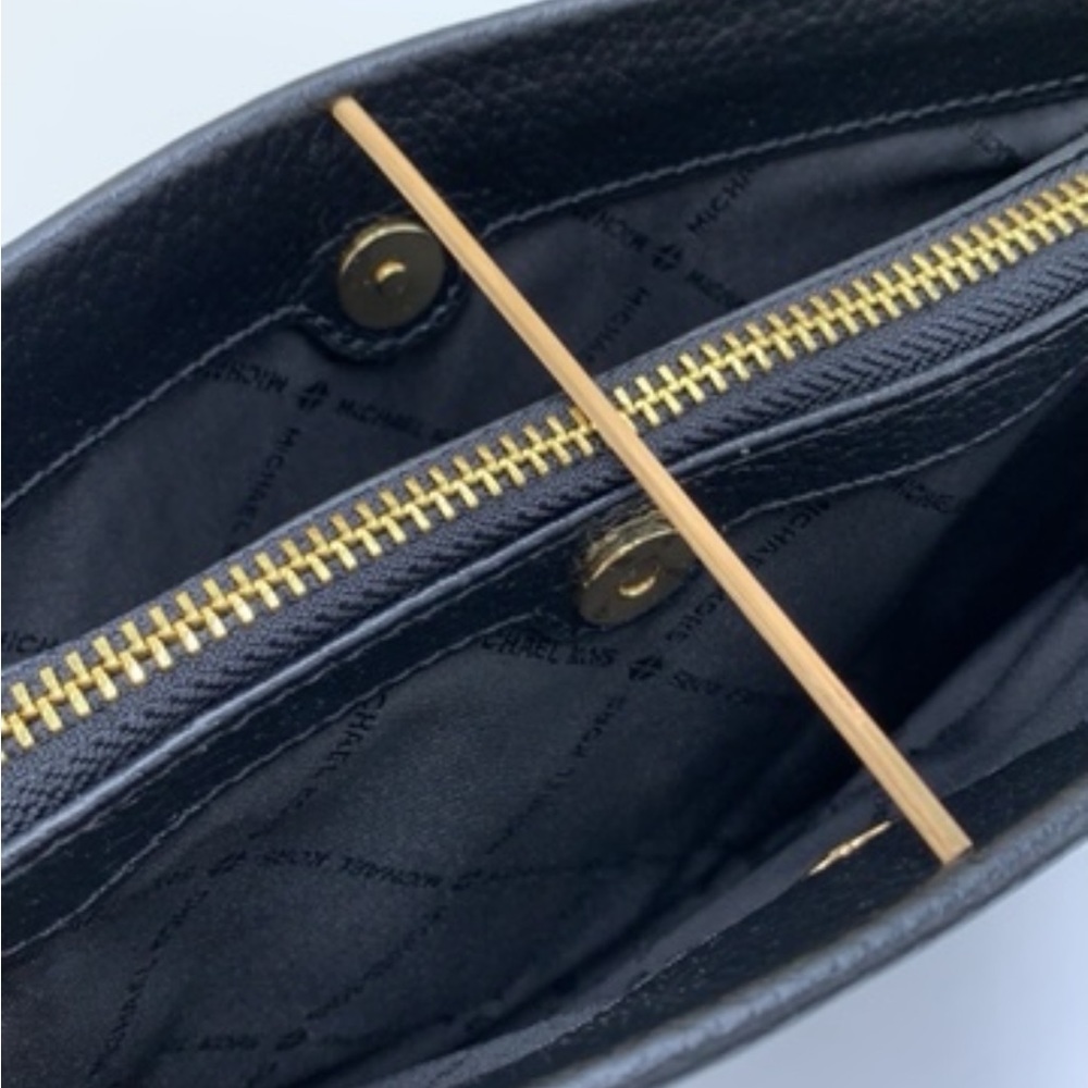 MICHAEL KORS LARGE TRIPLE XBODY BAG
NAVY COLOR - Picture 15 of 16